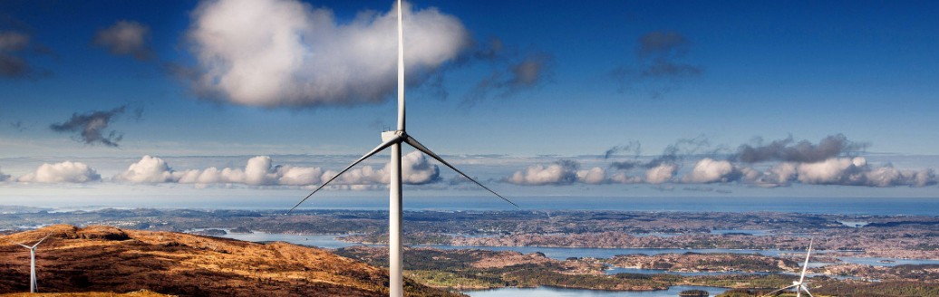 Windpark in norwegischer Fjordlandschaft