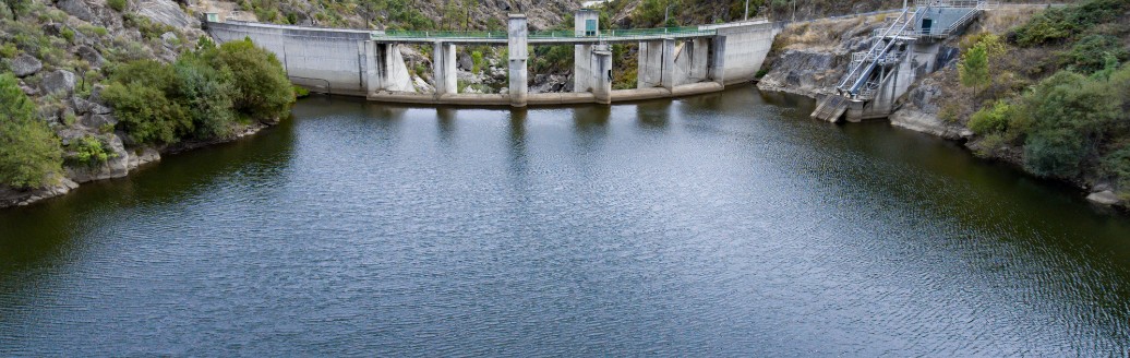 Staumauer eines Wasserkraftwerks in Portugal