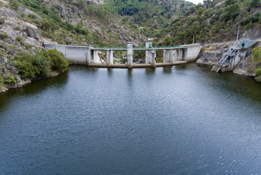 Staumauer eines Wasserkraftwerks in Portugal