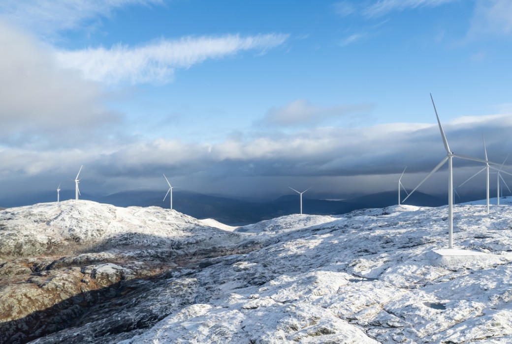 Windkrafträder in verschneiter Landschaft