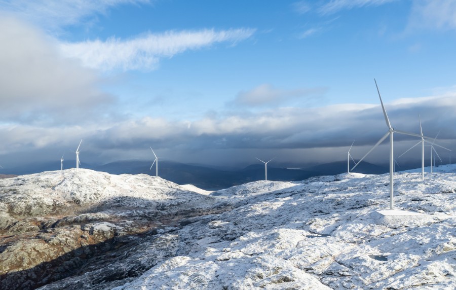Windkrafträder in verschneiter Landschaft