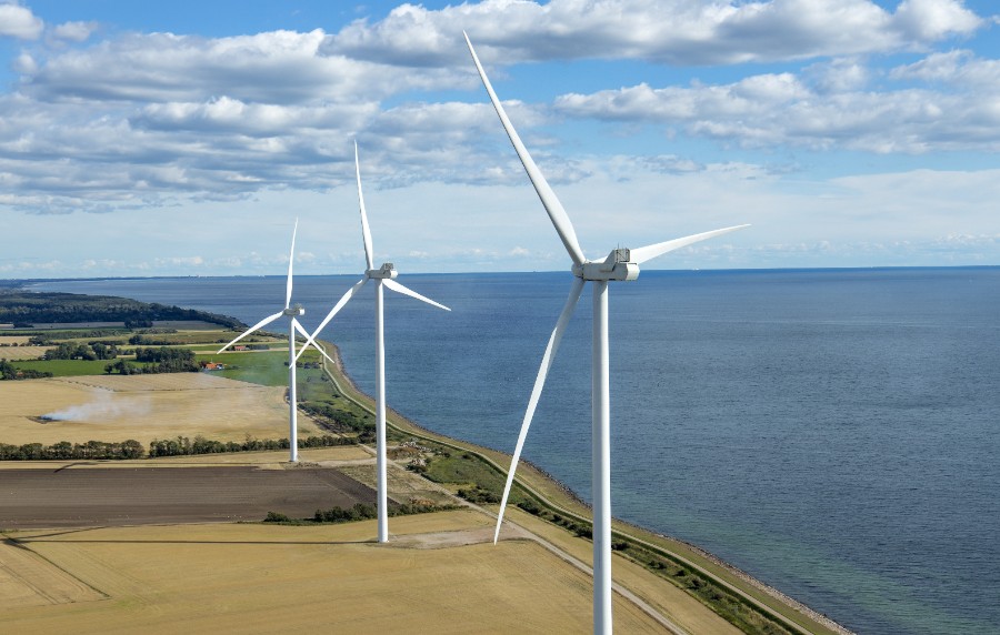 Drei Windkrafträder direkt an der Küste
